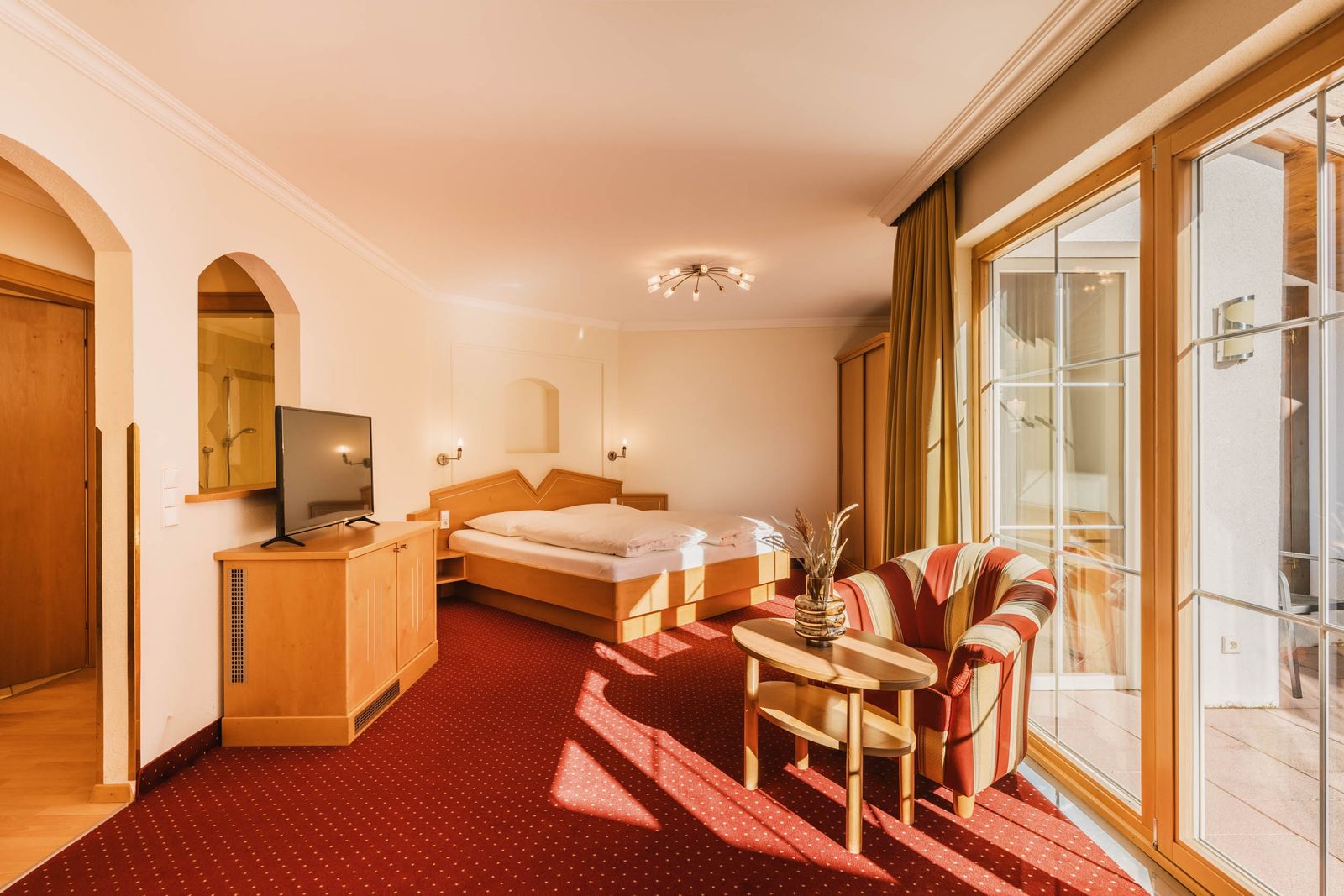 Doppelzimmer »Deluxe mit eingeschränkter Aussicht« image 2 - Familotel Stubaital Alpenhotel Kindl