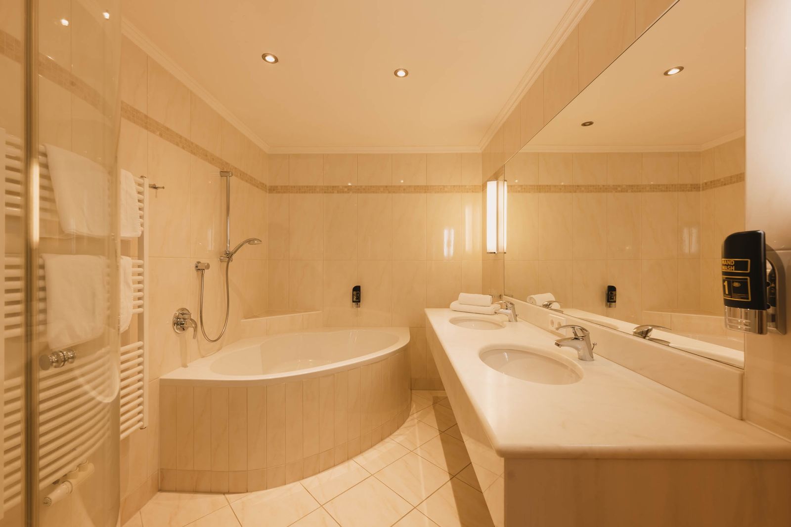 Doppelzimmer »Deluxe mit eingeschränkter Aussicht« image 4 - Familotel Stubaital Alpenhotel Kindl