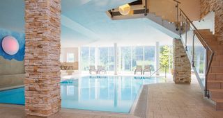 Relaxen und genießen in der modernen Badelandschaft und in dem Indoor-Panorama-Schwimmbad.
