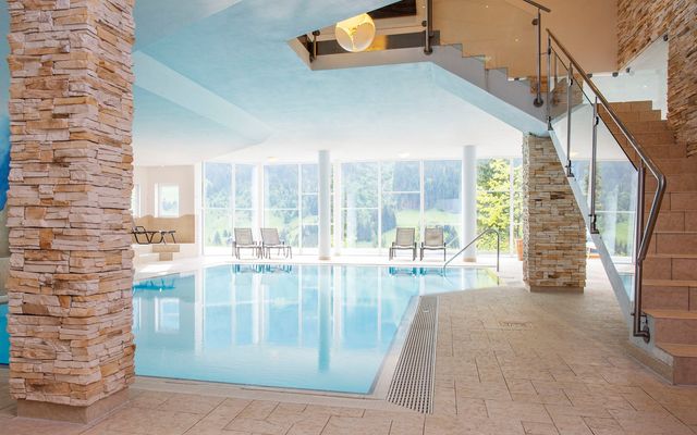 Relaxen und genießen in der modernen Badelandschaft und in dem Indoor-Panorama-Schwimmbad.