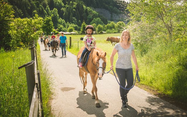 Familotel Tirol Landgut Furtherwirt: Kleinkinder Reitwochen - das ist doch zum Wiehern