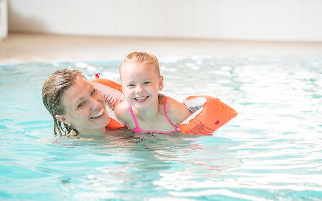 Schwimmen lernen leicht gemacht im Familienurlaub im Familotel Langut Furtherwirt.