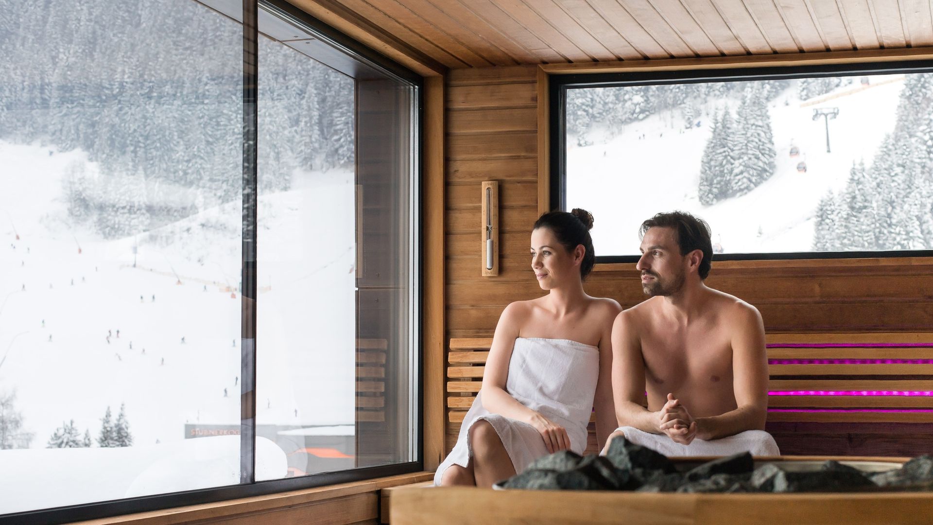 Paar im Wellnessbereich mit Blick nach draußen – Entspannung und gemeinsame Auszeit im Hotel Sonngastein.