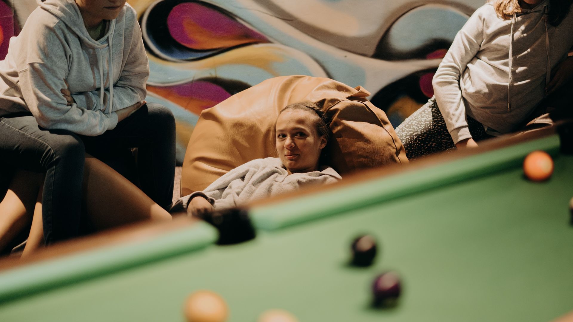 Kind beim Billardspielen in der Adventure-Arena des Hotel Sonngastein – Spiel, Spaß und Familienurlaub in Gastein.