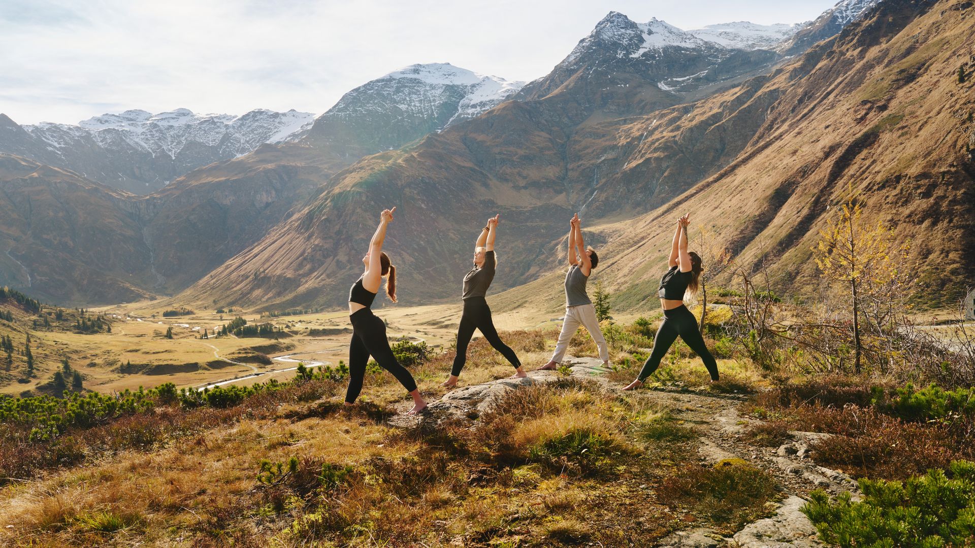 Yogaherbst in Gastein mit Yoga-Gruppe in den Bergen – Herbsturlaub, Natur und Bewegung nahe Hotel Sonngastein.