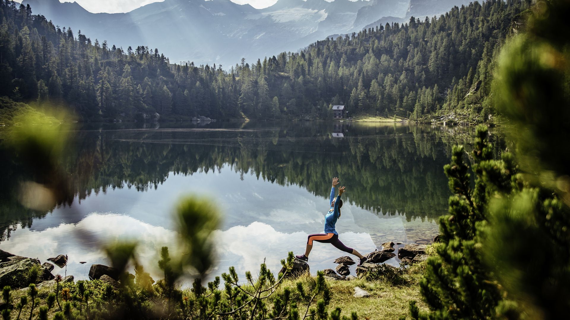 Person am Reedsee in Gastein mit Bergpanorama und Spiegelung im See – Naturerlebnis nahe Hotel Sonngastein.