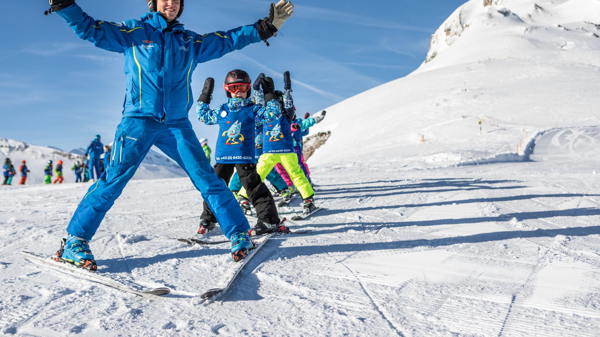 Skifamilie auf der Piste in Gastein mit Bergpanorama – Winterurlaub und Familienspaß nahe Hotel Sonngastein.