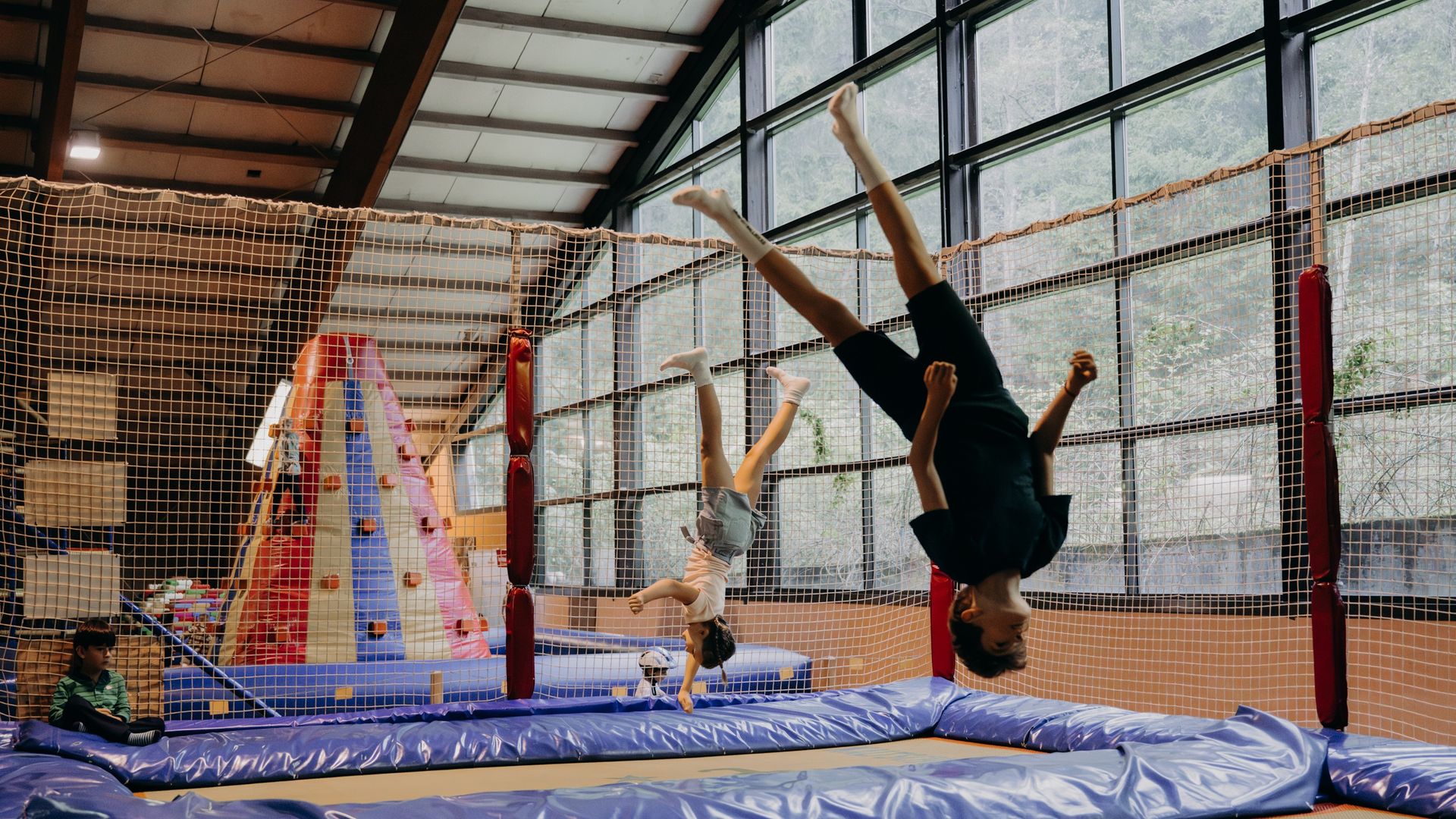 Kind beim Trampolinspringen in der Adventure-Arena im Hotel Sonngastein – Spiel, Bewegung und Familienspaß.