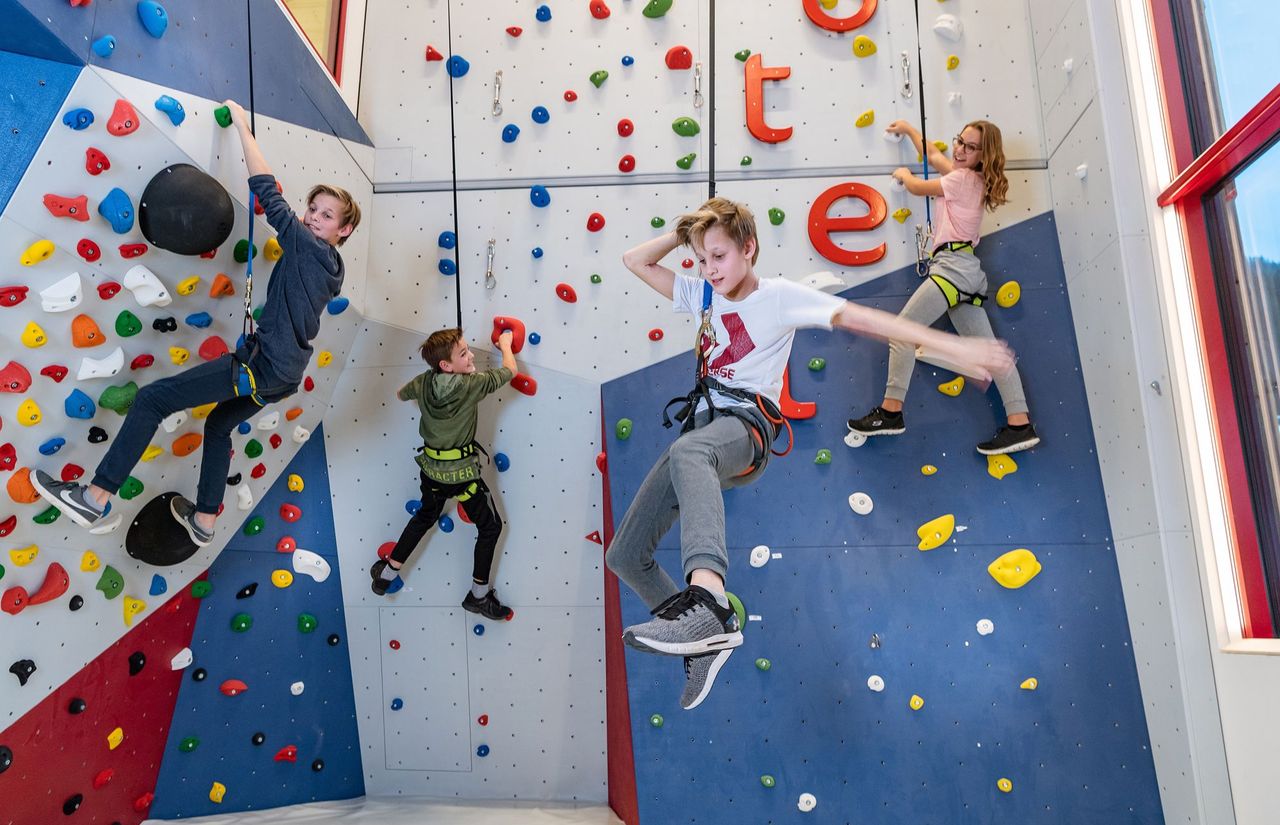 kletterwand-happy-club-familotel-salzburger.jpg
