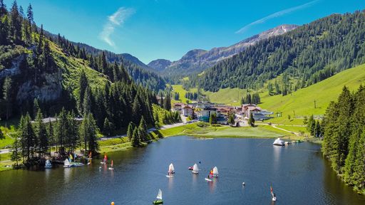 Für die Abkühlungen an heißen Tagen bietet der Zauchenseehof einen Natur-Gebirgssee mit kühlen Temperaturen.