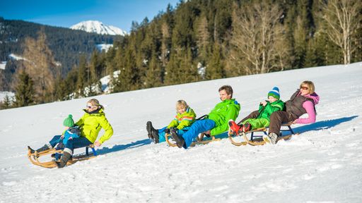 Schlitten fahren auf der Seitenalm.