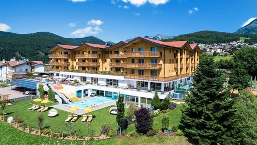 Das Familotel Alpenhof bietet Ihnen viele Sommerangebote speziell für Familien!