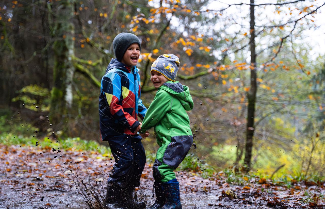Kinder spielen in Pfütze  Schmuddelwetter.jpg