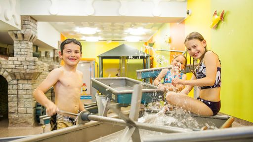 Das große Hallenbad mit allem Drum und Dran für alle, die Lust auf Schwimmen und Tauchen haben.