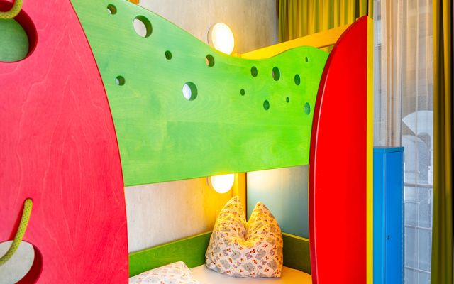 Familotel Feldberger Hof | Kinderzimmer in der Variante 1B | Familienurlaub im Schwarzwald | Kinderhochbett, farbenfroh gestaltet