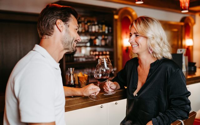 Mama und Kind im Pool