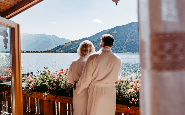 Kleinkind beim Rutschen