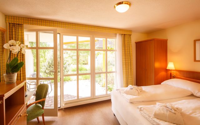 Doppelzimmer Budget mit Terrasse l 16 m² image 1 - Familotel Schweiz Swiss Holiday Park