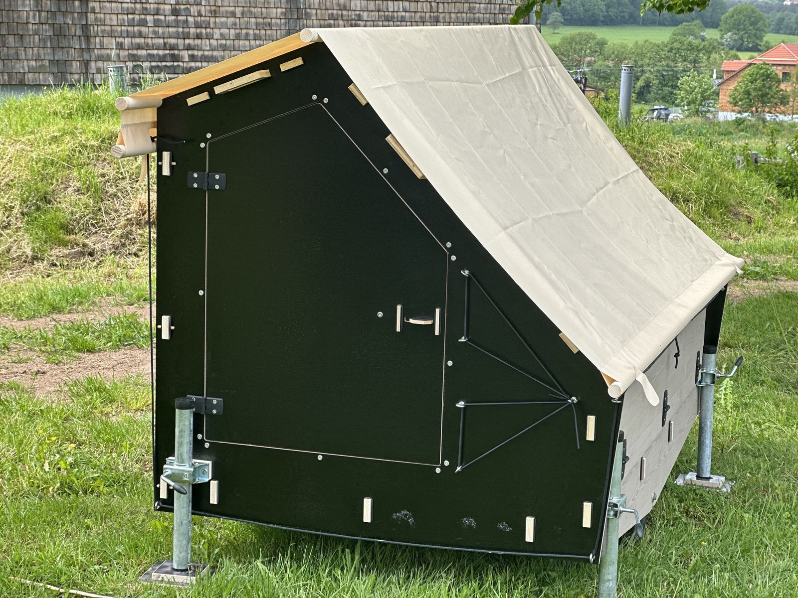 biohotel lindengut glampingbett wiese