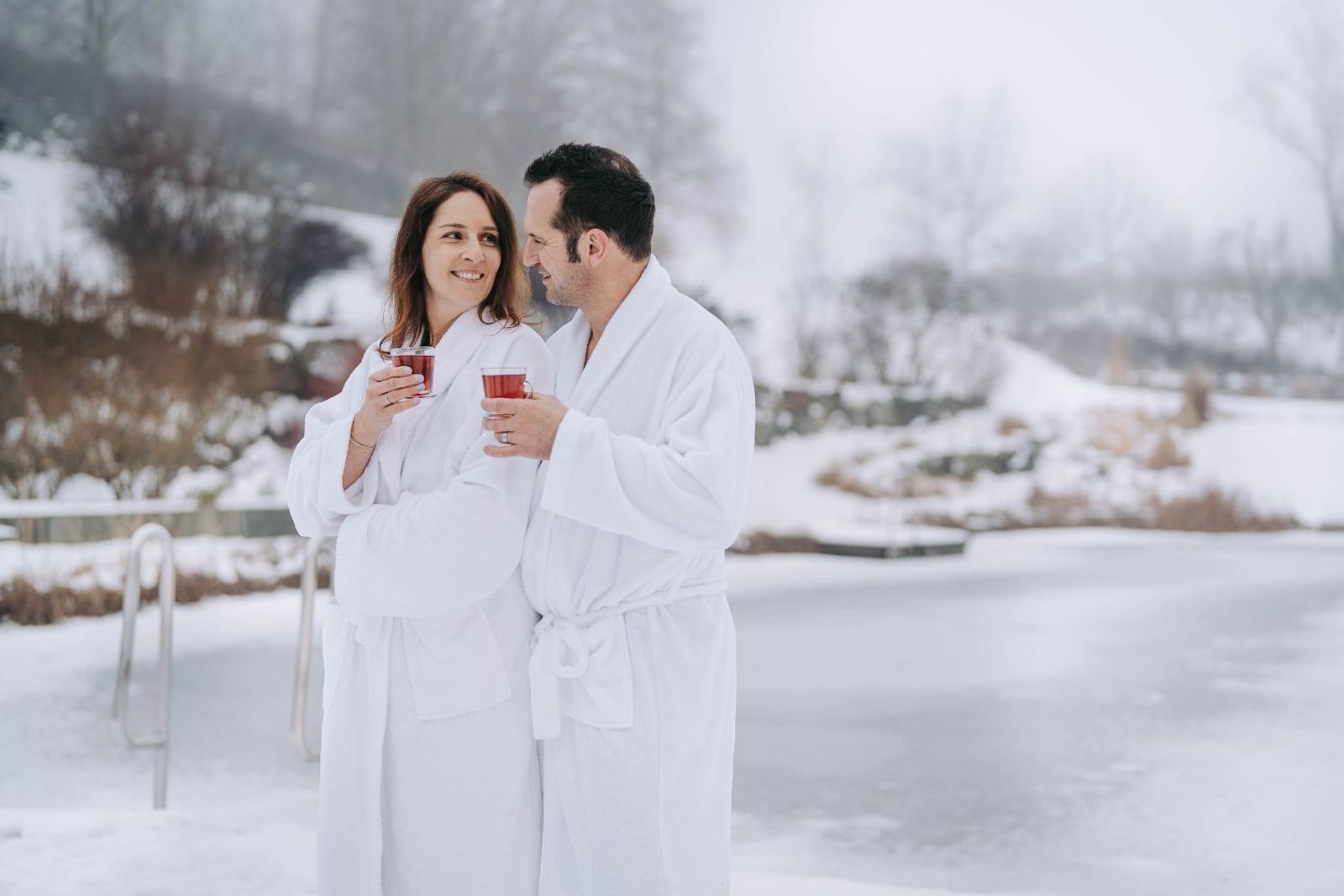 Pärchen im RelaxGarten im Winter