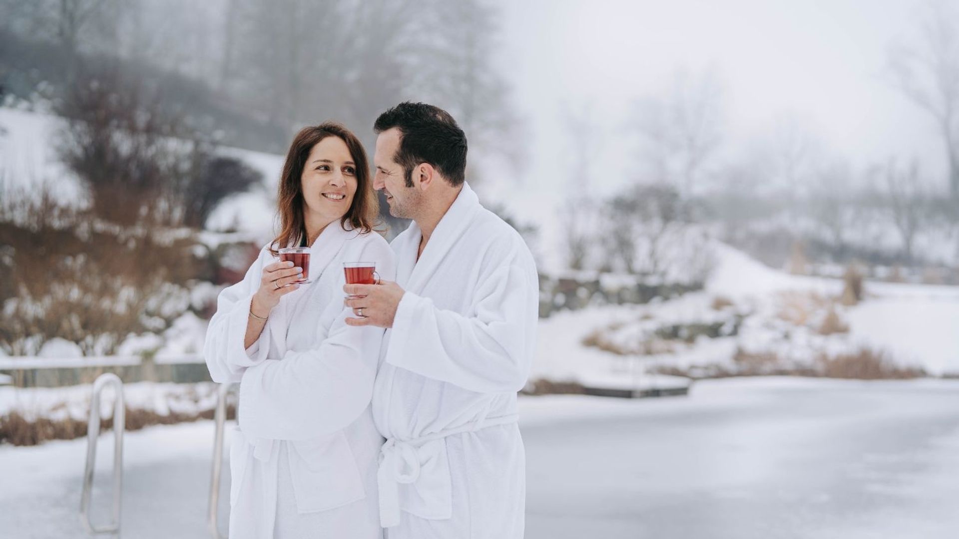 Pärchen im RelaxGarten im Winter