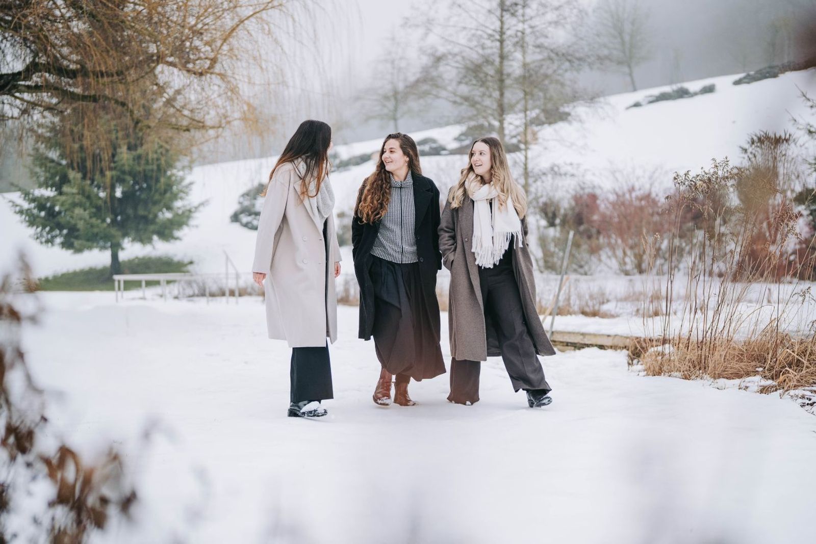 Freundinnen gehen im RelaxGarten spazieren im Winter