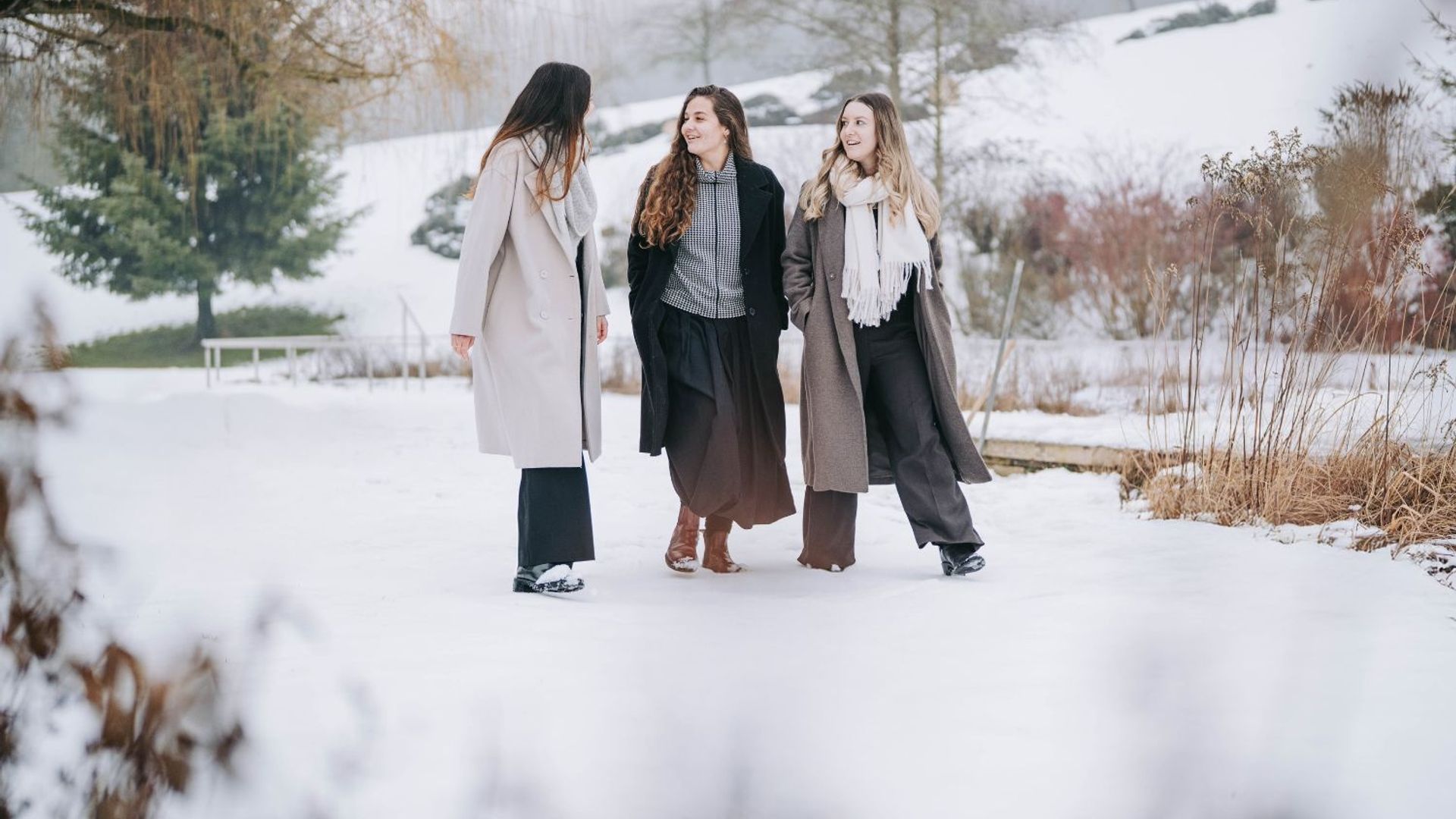Freundinnen gehen im RelaxGarten spazieren im Winter