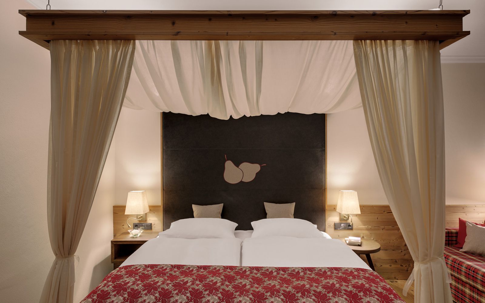 Mostviertler Suite with canopy bed