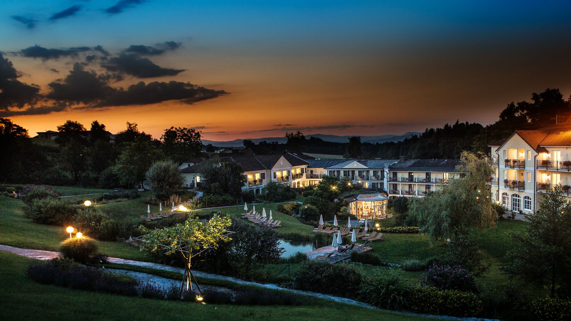 Abendstimmung im Garten vom Hotel in Niederösterreich