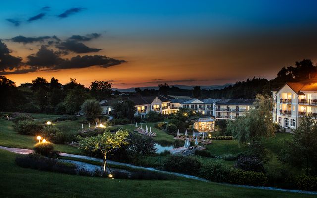 Abendstimmung im Garten vom Hotel in Niederösterreich