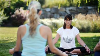 Kundalini Yoga im Garten vom Wellnesshotel