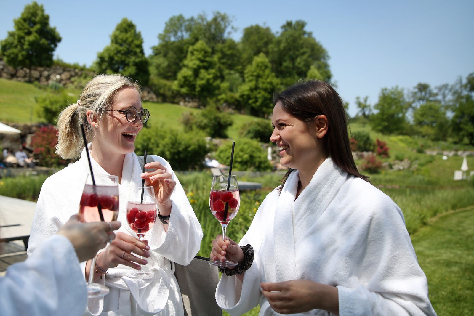 Freundinnen mit Sekt