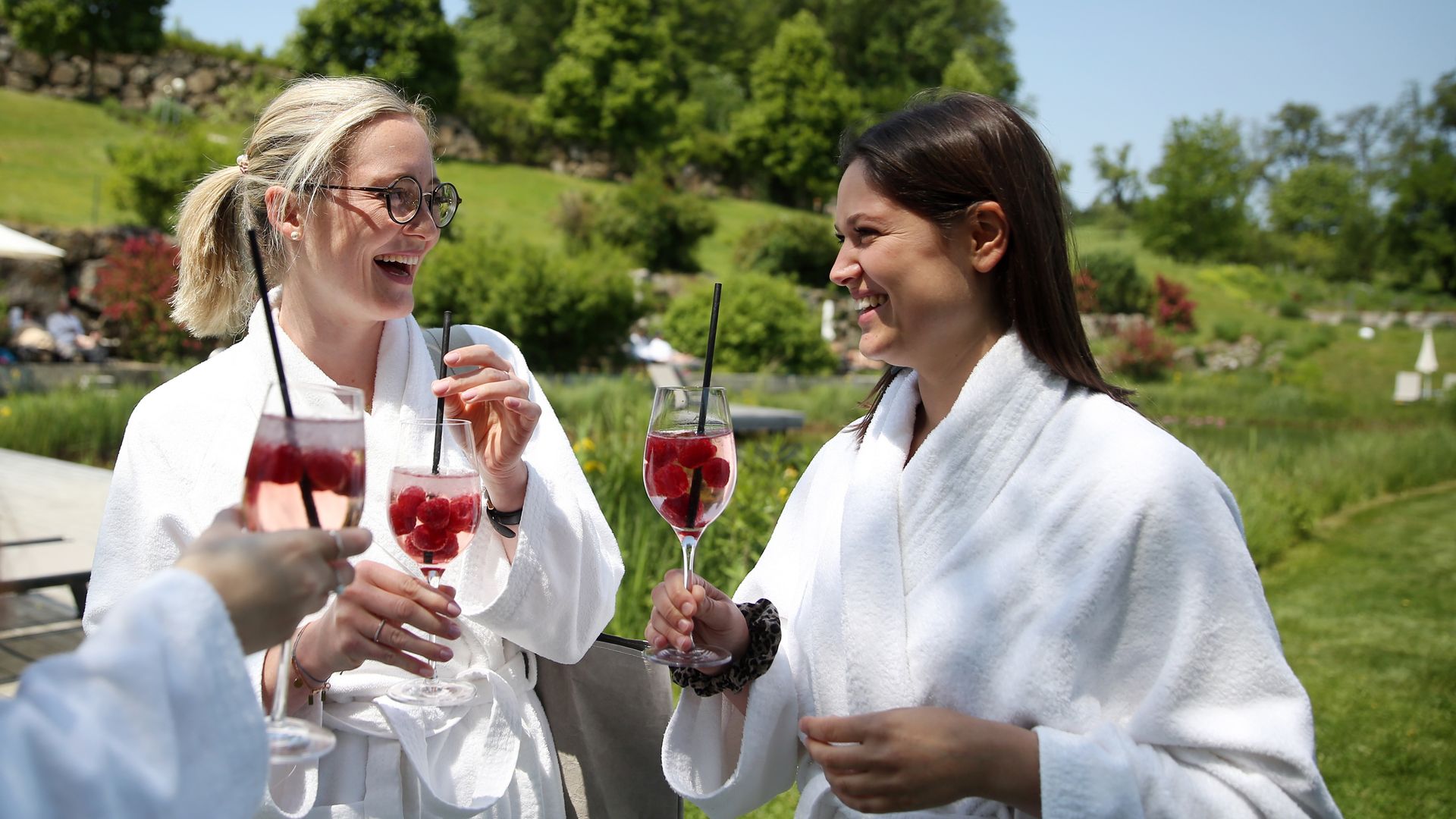 Freundinnen mit Sekt