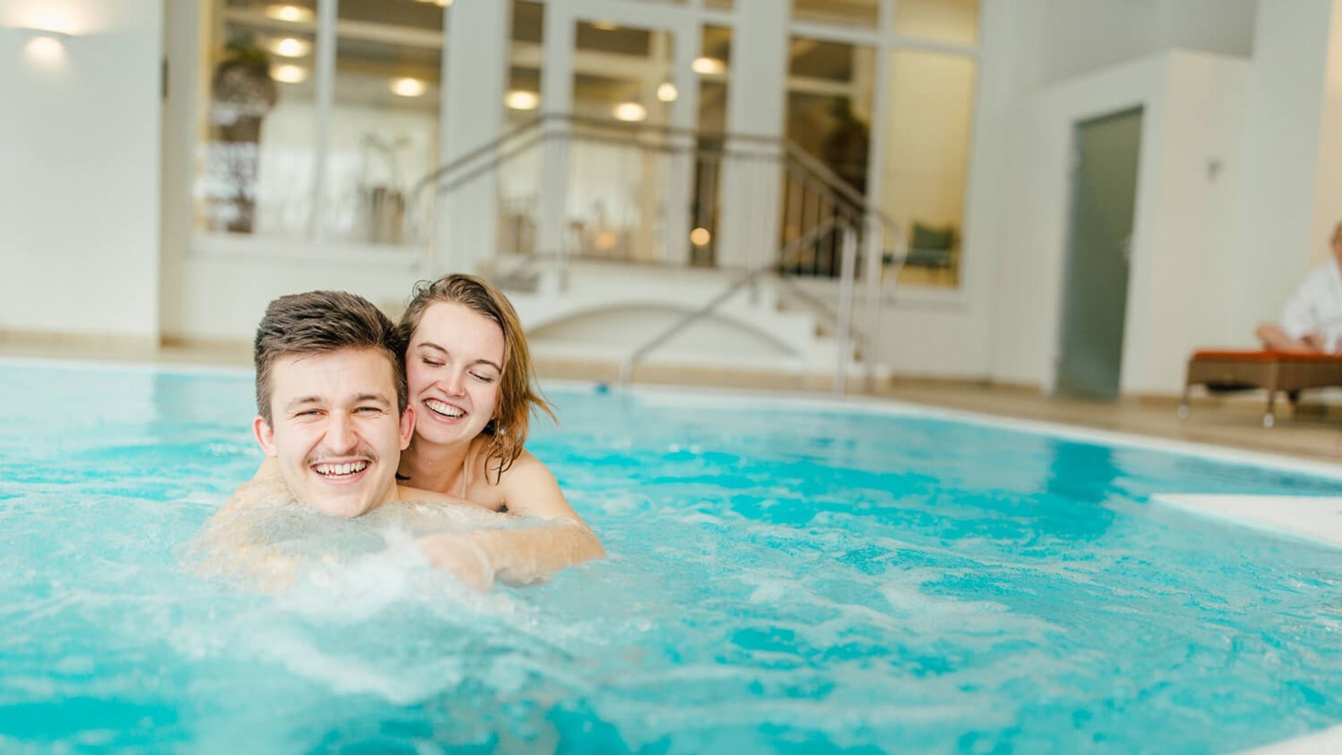 Pärchen im Pool