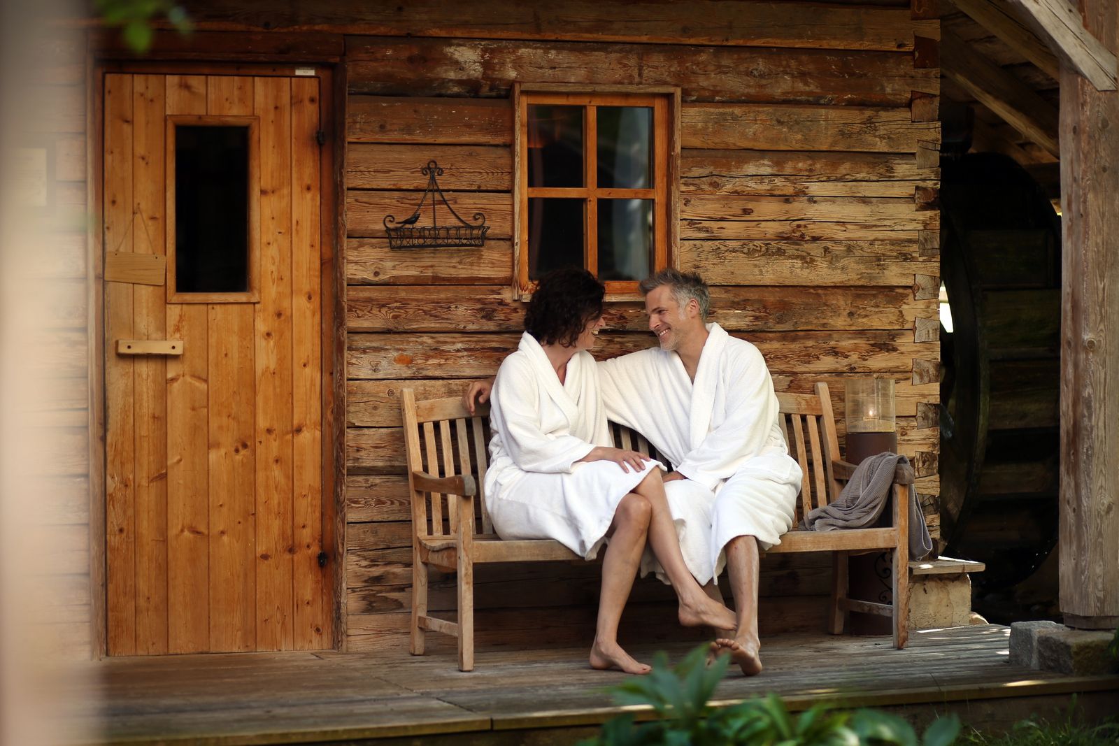 Pärchen vor der Sauna