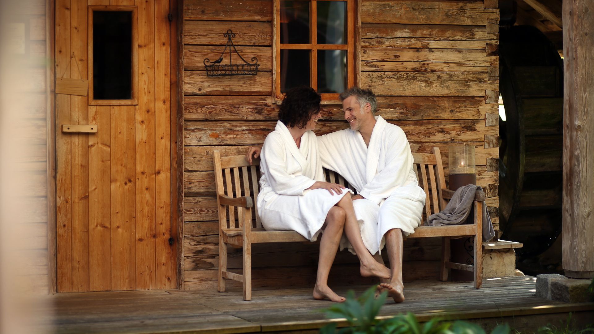 Pärchen vor der Sauna