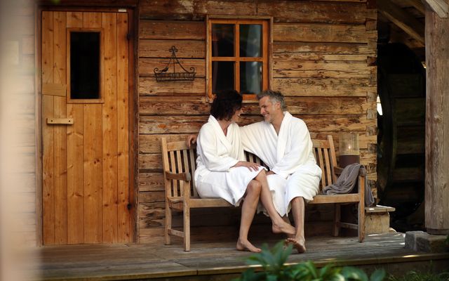 Pärchen vor der Sauna