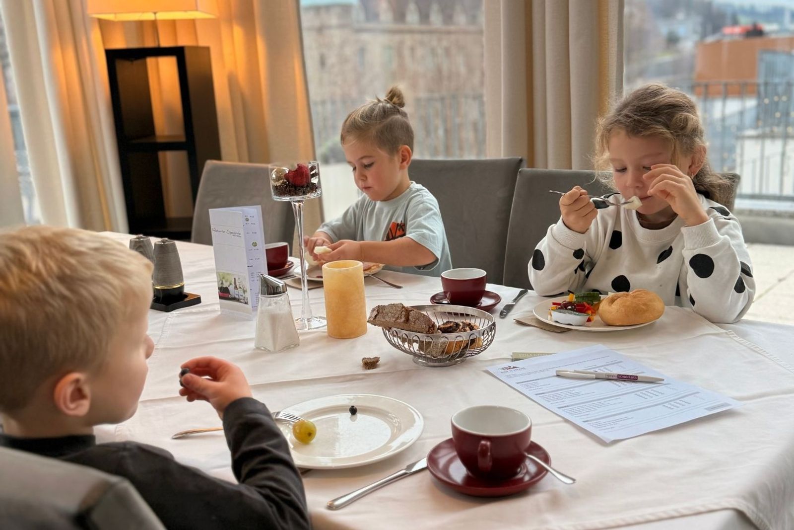 Kinder beim Frühstück im Schloss