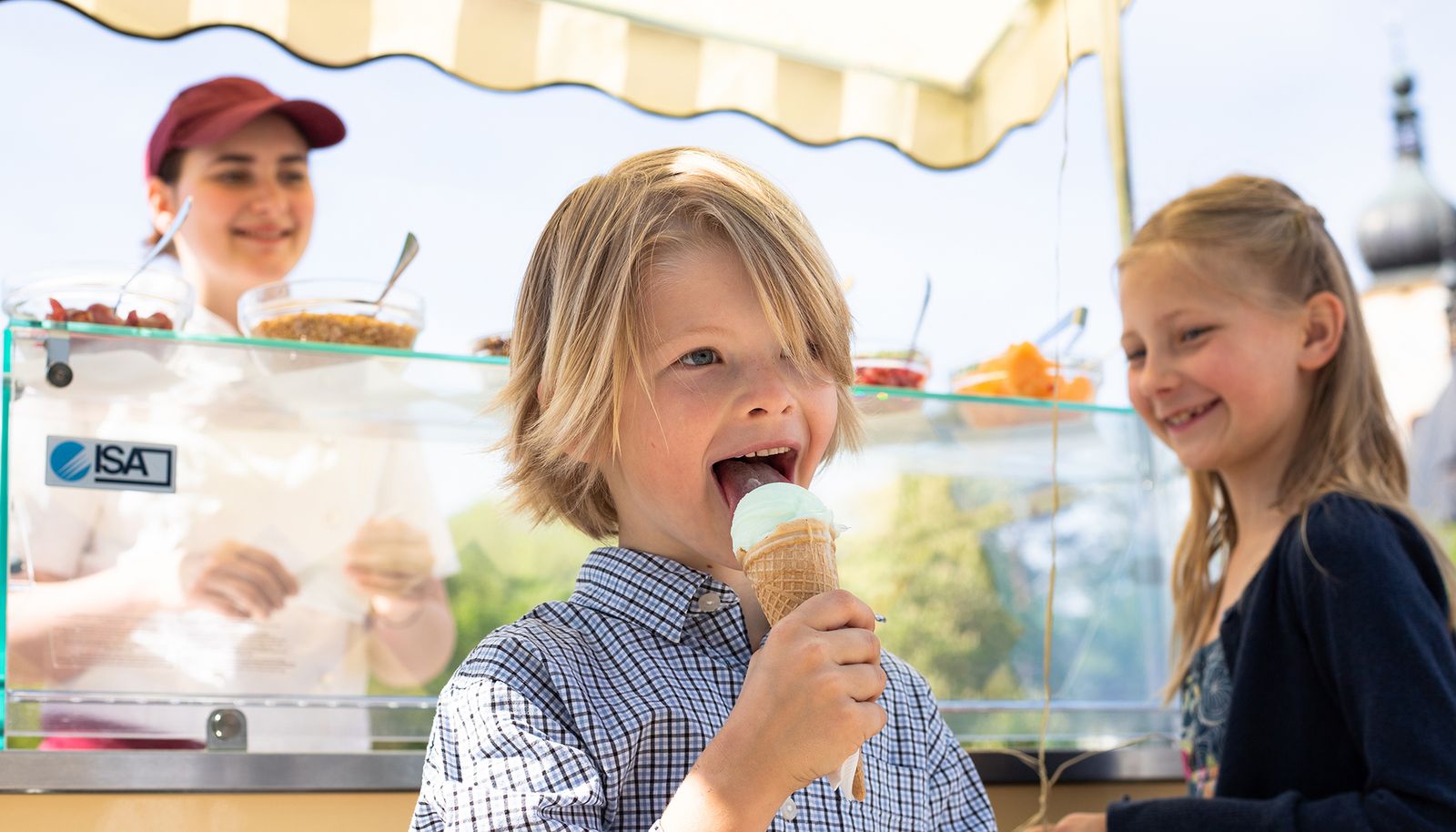Kind mit Eiswagen im Familienhotel Niederösterreich