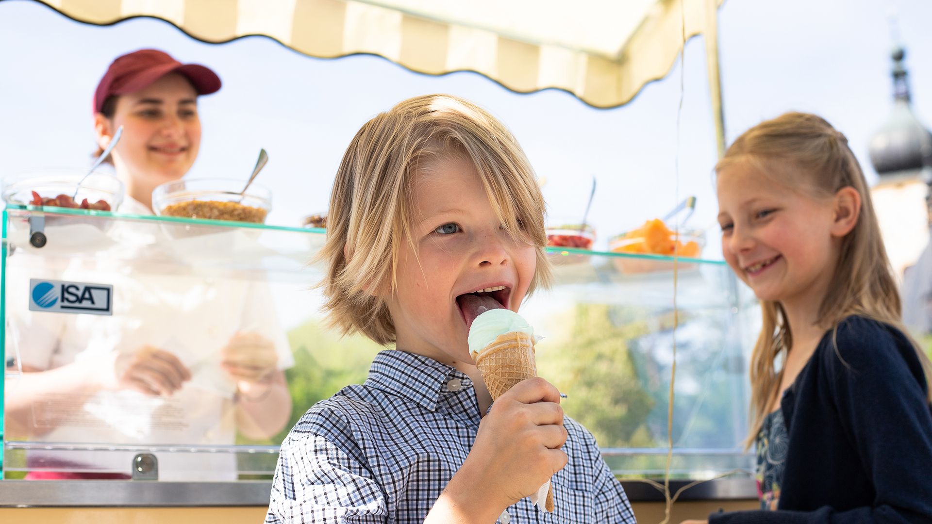 Kind mit Eiswagen im Familienhotel Niederösterreich