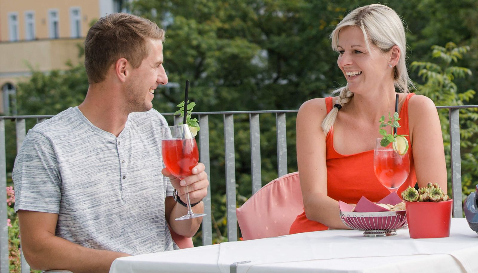 Cocktail auf der Terrasse genießen