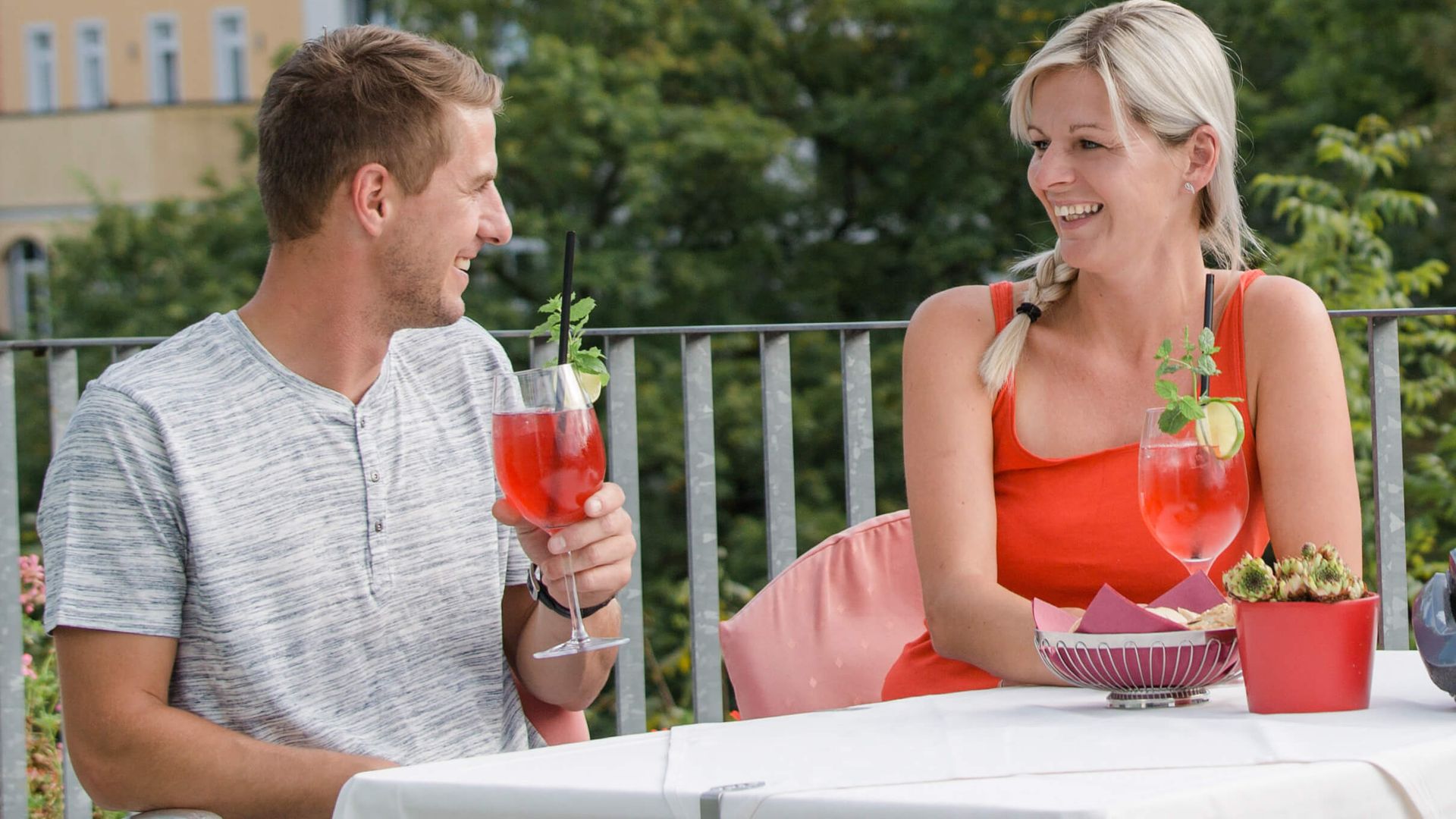 Cocktail auf der Terrasse genießen