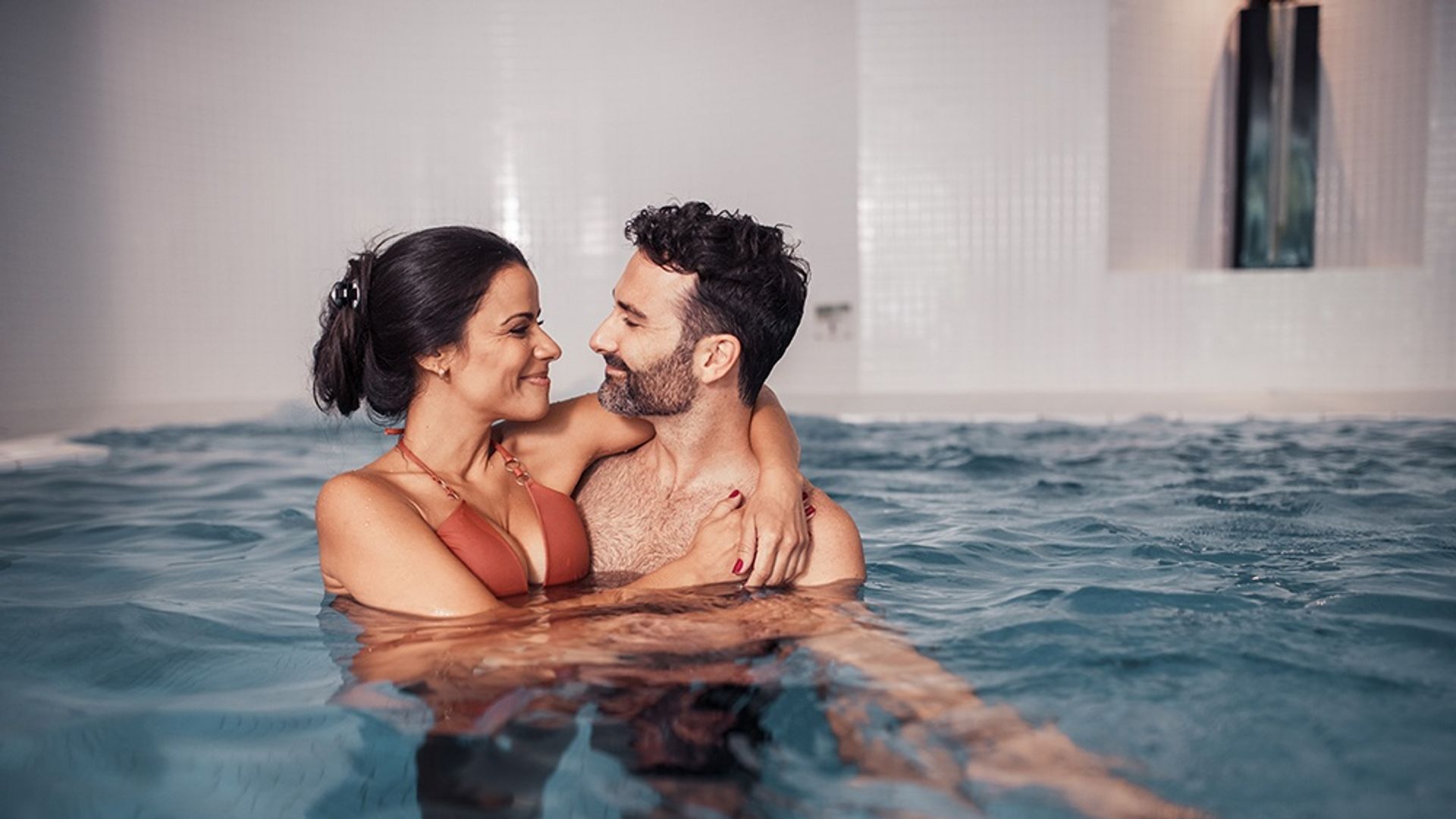 Pärchen im Pool
