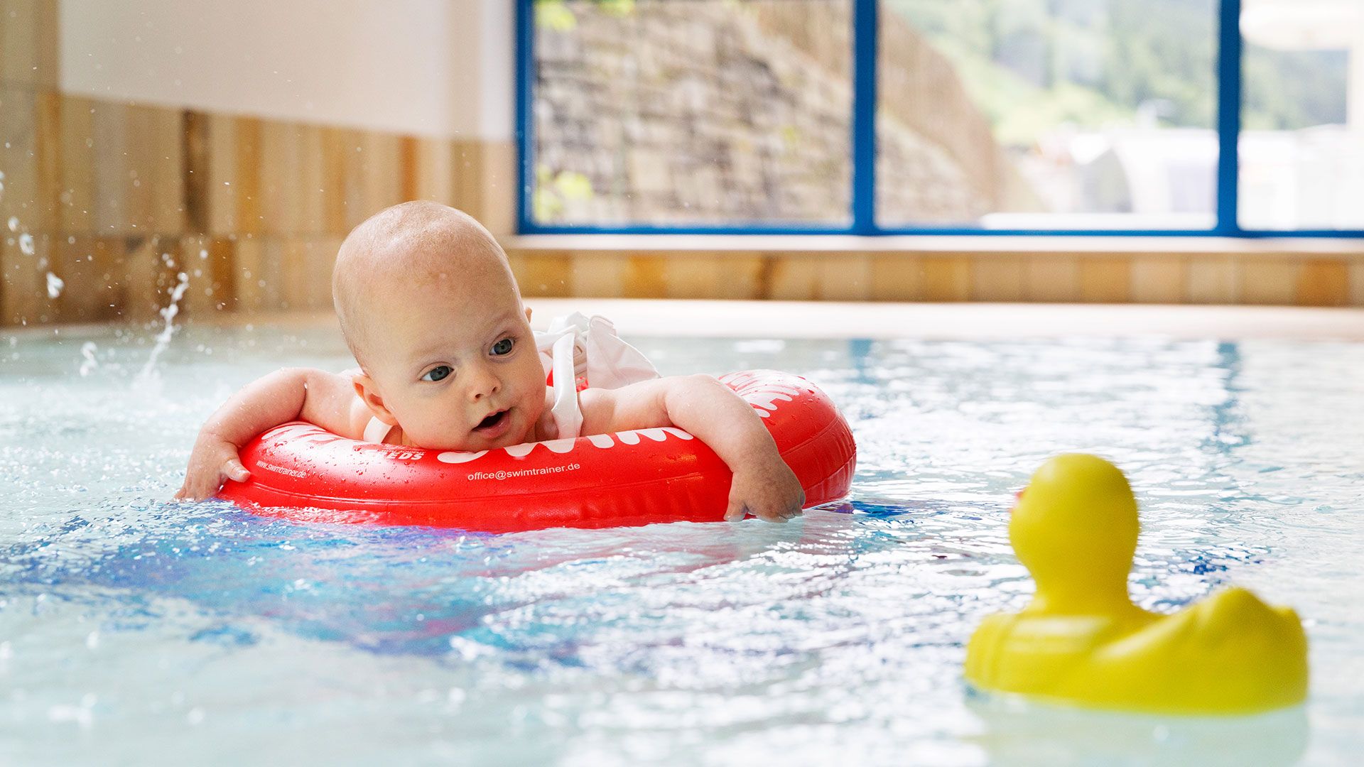 BabypoolBaby- und Kleinkinderschwimmen mit der Schwimmlehrerin im Familotel Egger.