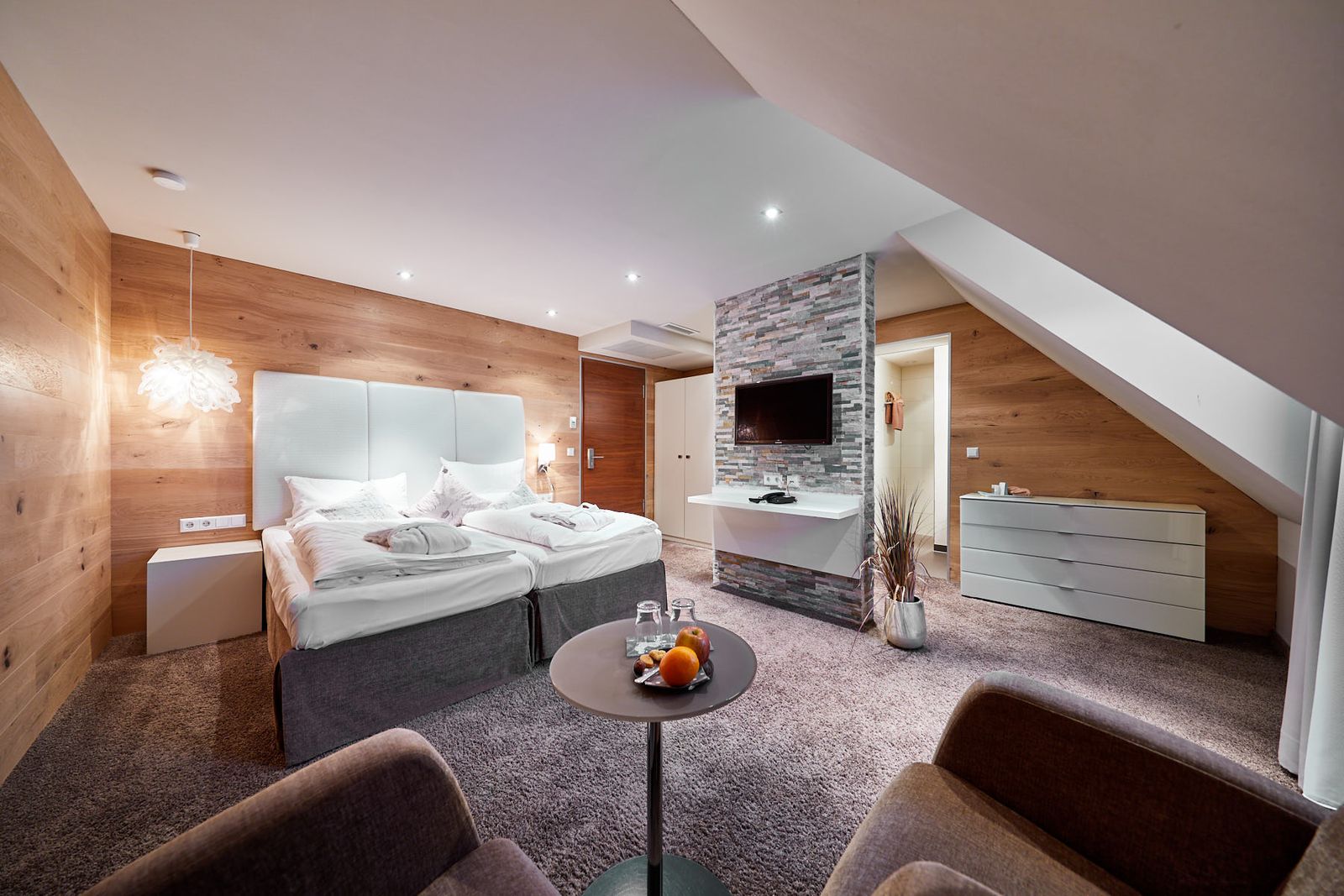 Deluxe Double room with A/C image 3 - Die Reichsstadt