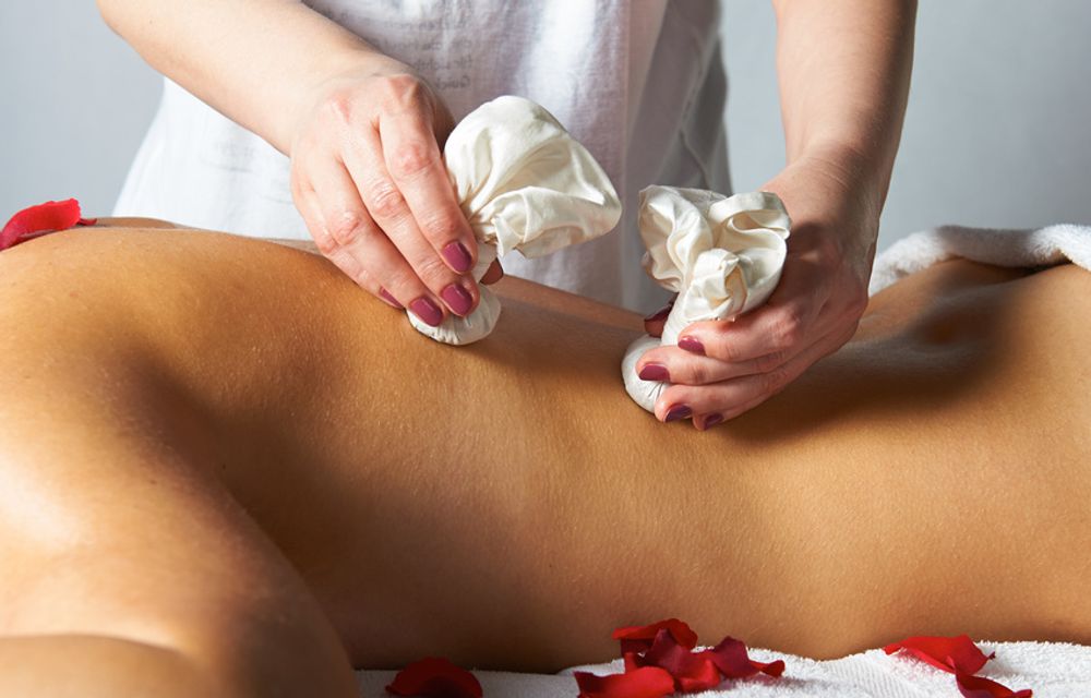 Kräuterstempel Massage