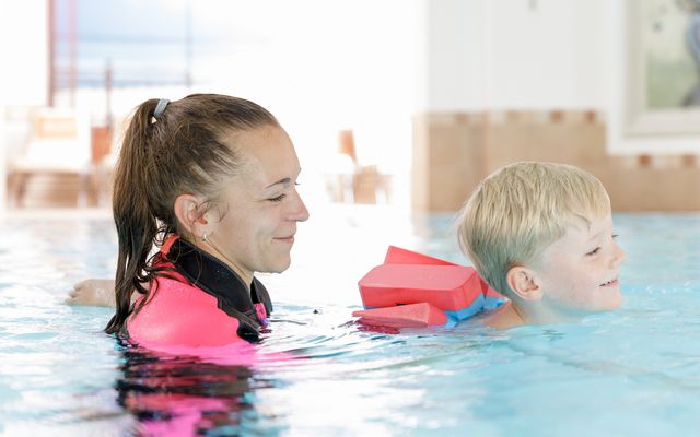 Familotel Tiroler Zugspitzarena Kaiserhof: Urlaub mit Schwimmschule