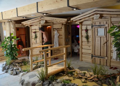 Naturresort Gerbehof: Natur-Spa mit Blockhaussauna, Sanarium, Solgerotte, Infrarot, Felsendusche, Bachlauf, Ruhebereichlpool und Heubett - Naturresort Gerbehof, Friedrichshafen-Ailingen, Bodensee, Baden-Württemberg, Deutschland