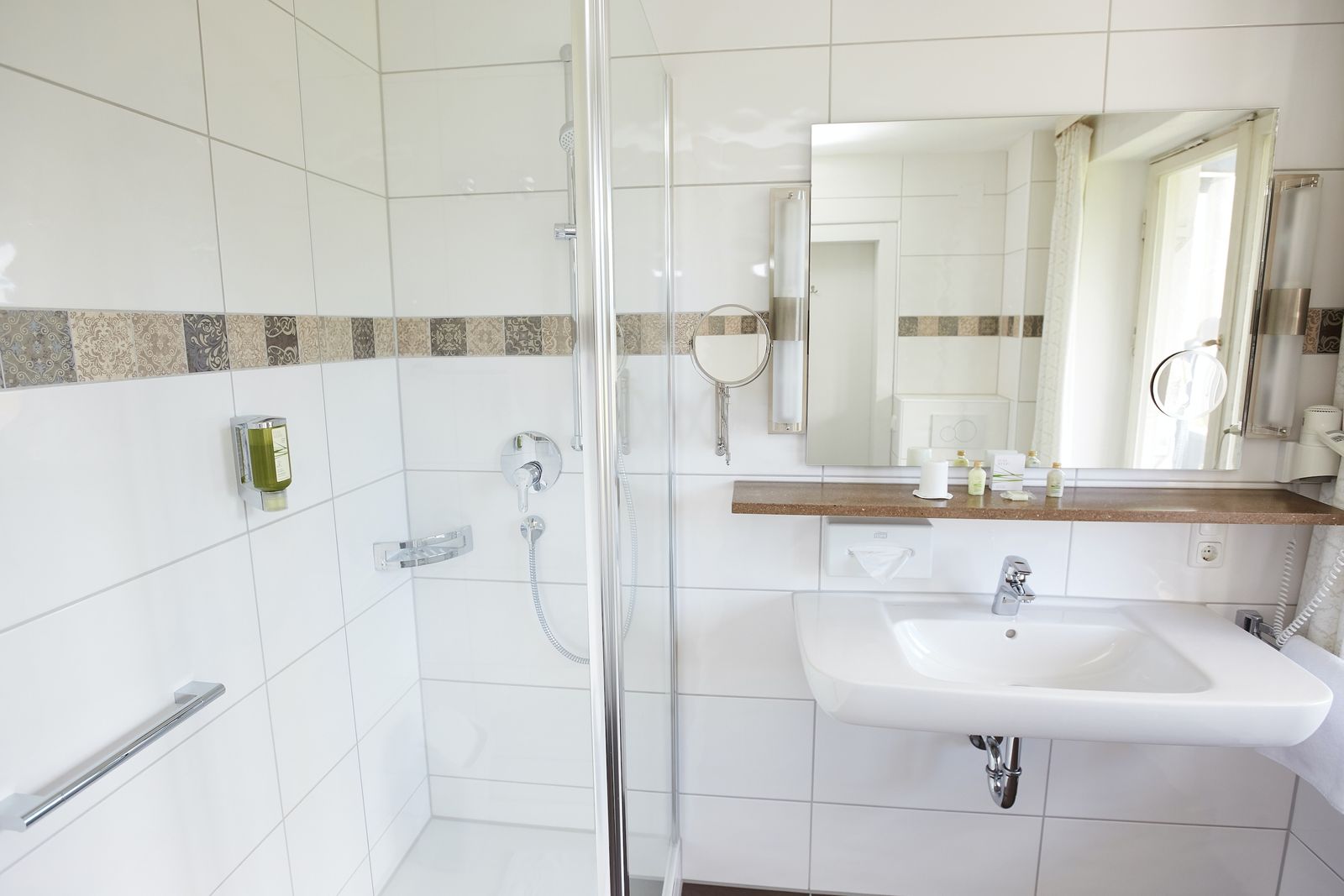 Großes Bad, sogar mit Echtlicht in den 17er-Zimmern.