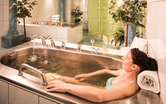Relaxing bath with our own sulphur spring water and relaxing bath additives. Approx. 20 min